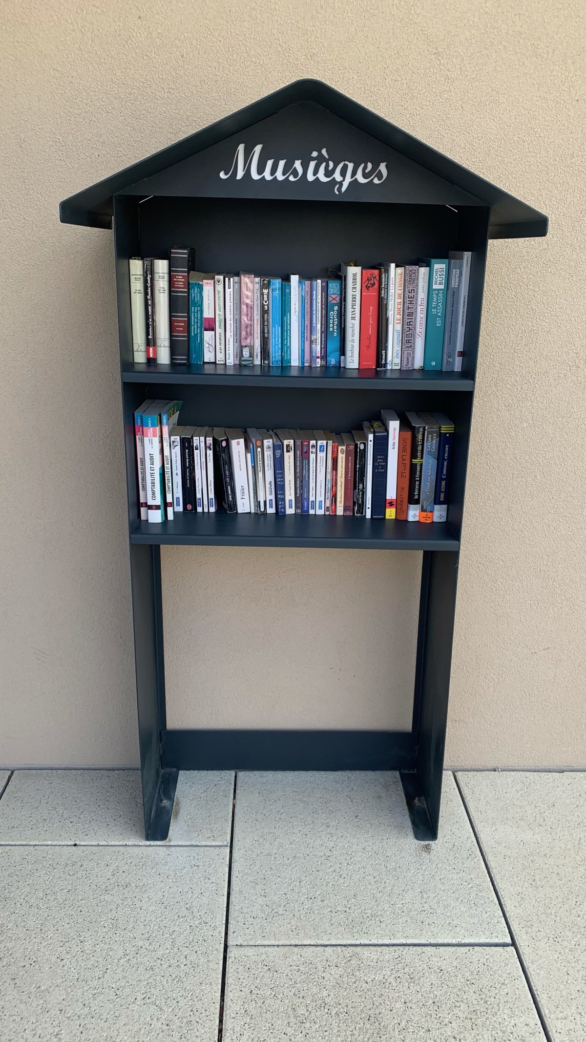 Boîte à livre gratuite devant la mairie de Musièges